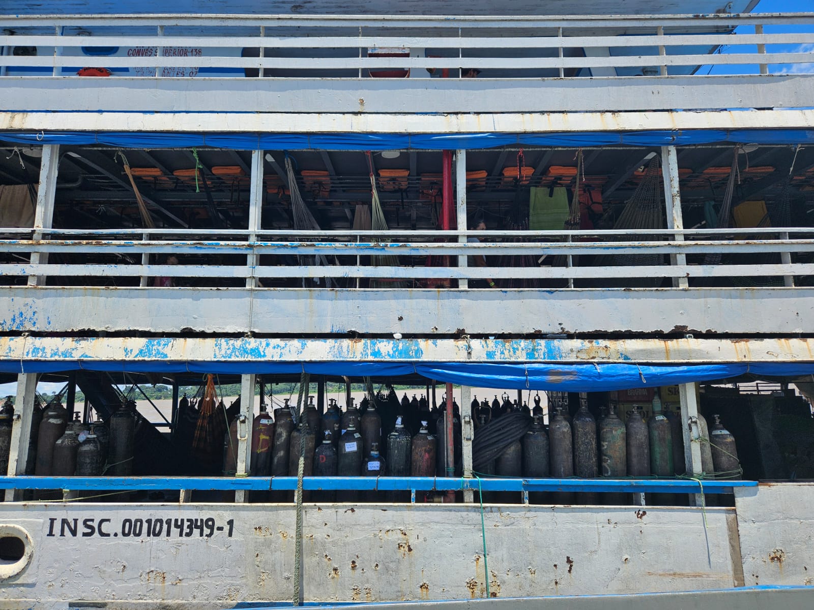 Embarcação e 127 cilindros de oxigênio, avaliados em mais de R$ 3 milhões, são apreendidos em Coari