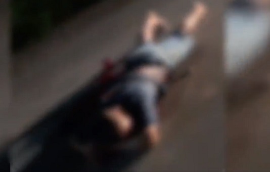 Trabalhadores do Distrito encontram homem agonizando no meio da rua em Manaus