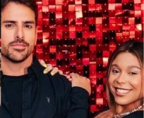 Blogueirinha pede desculpas e apaga foto com diretor acusado de racismo