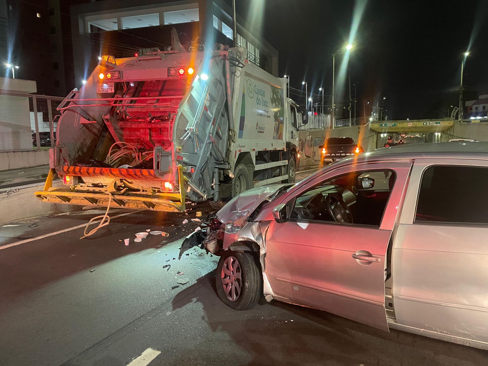 Motorista de app bate carro em caminhão de lixo parado em avenida de Manaus