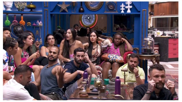 Alane fala errado e Nizam a corrige na frente dos brothers