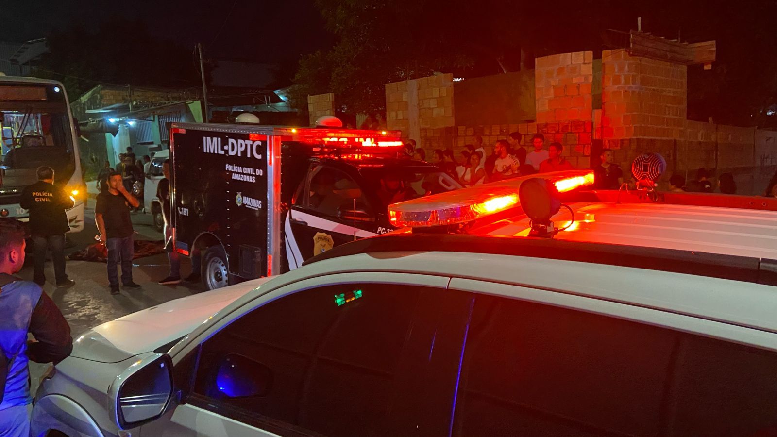 Mototaxista bate em kombi e morre ao ser atingido por ônibus no Colônia Terra Nova