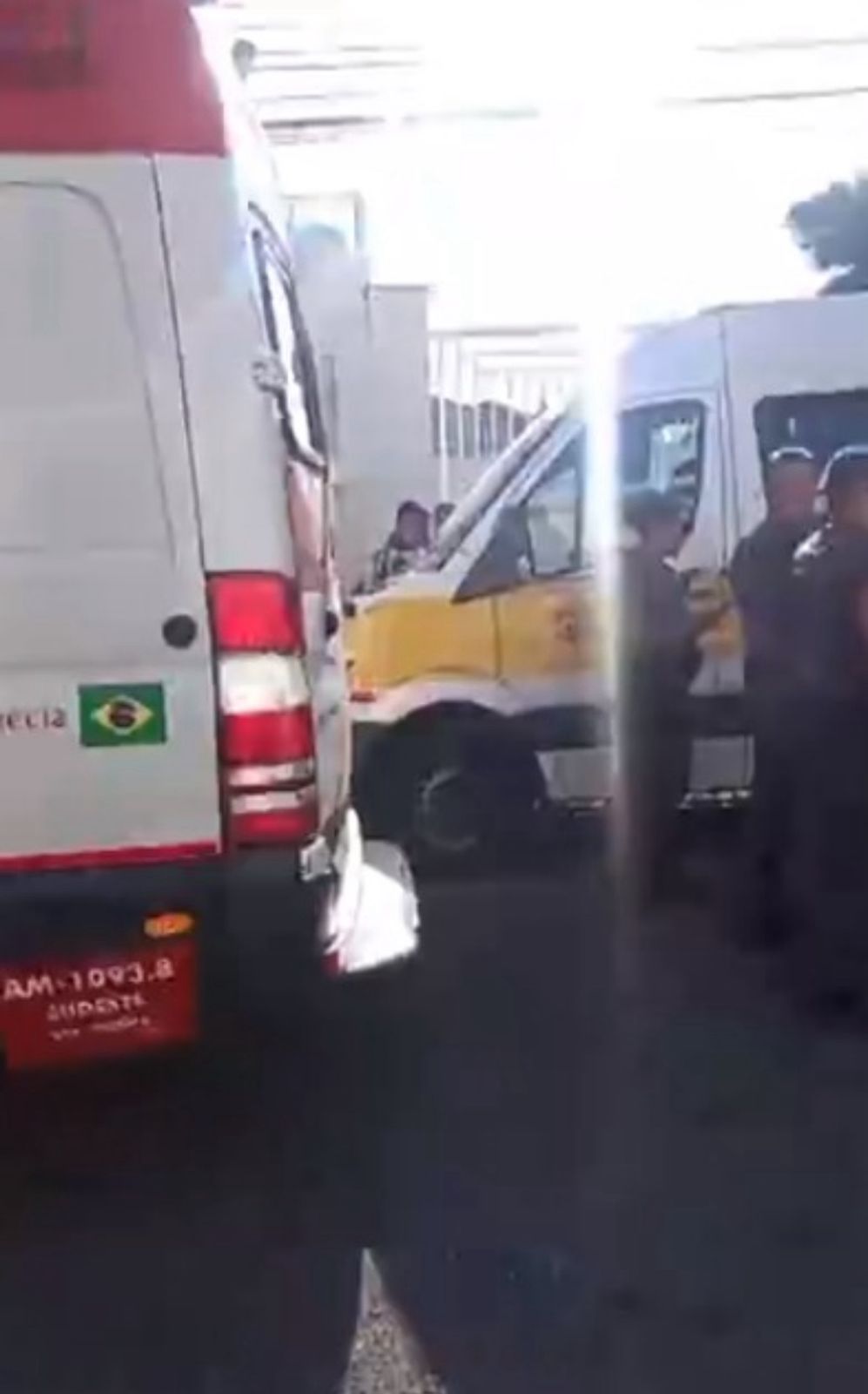 Criança de 4 anos morre ao ser esquecida em van escolar 