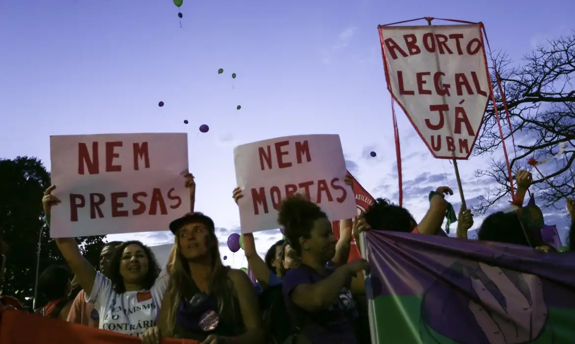 Lei obriga mulher a ver imagem de feto antes de aborto legal