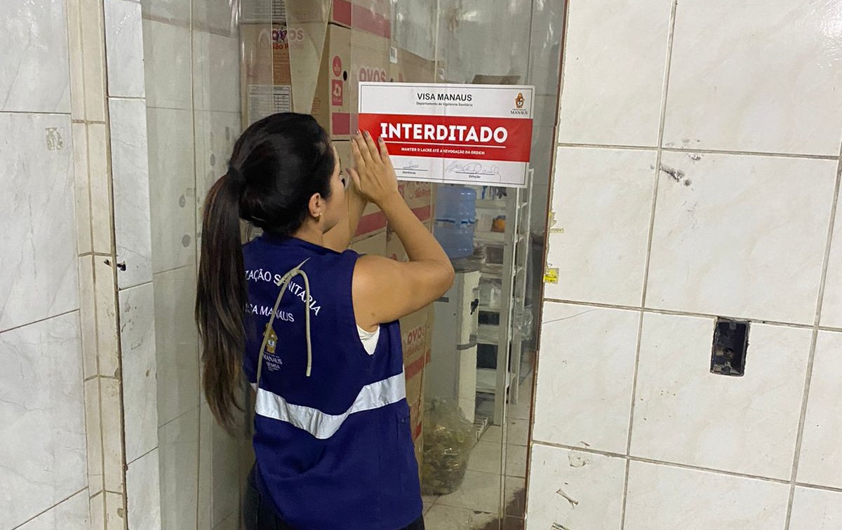 Toneladas de alimentos impróprios para consumo são apreendidos em supermercados de Manaus