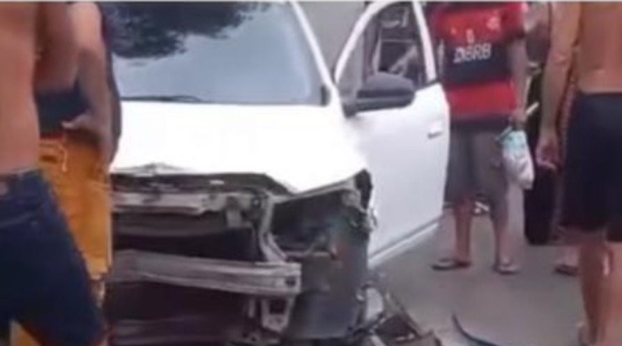 Motorista perde controle do carro e fica ferida em acidente em avenida de Manaus