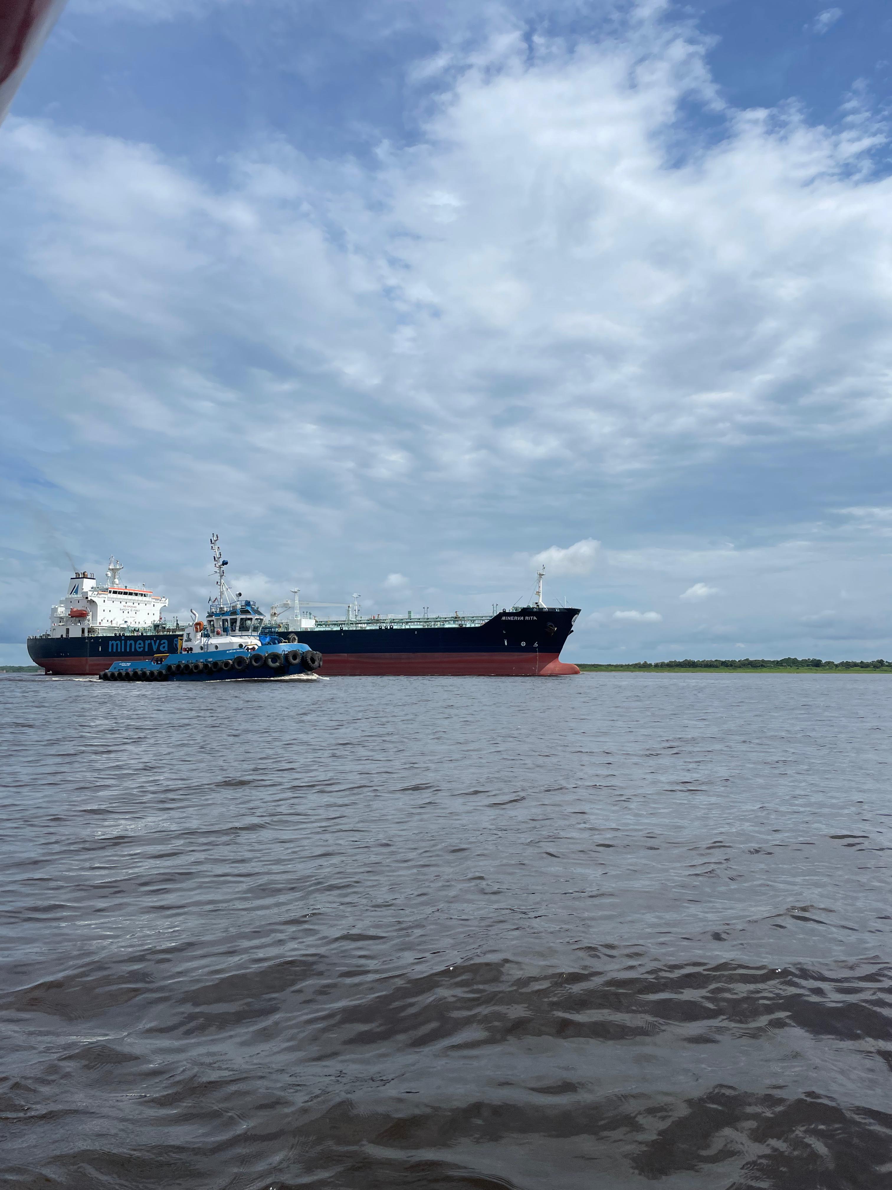 Após mais de 20 dias encalhado, navio carregado de combustível chega a Manaus