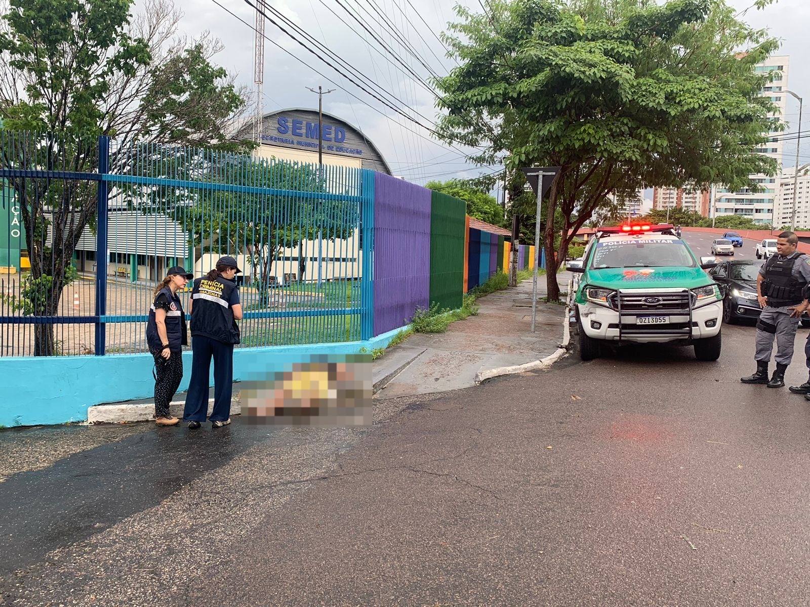 Homem é encontrado morto em frente à Secretaria de Educação de Manaus