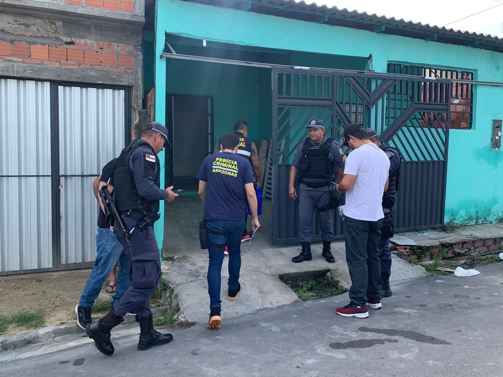 Criminosos invadem casa, executam homem e deixam mulher ferida em Manaus 