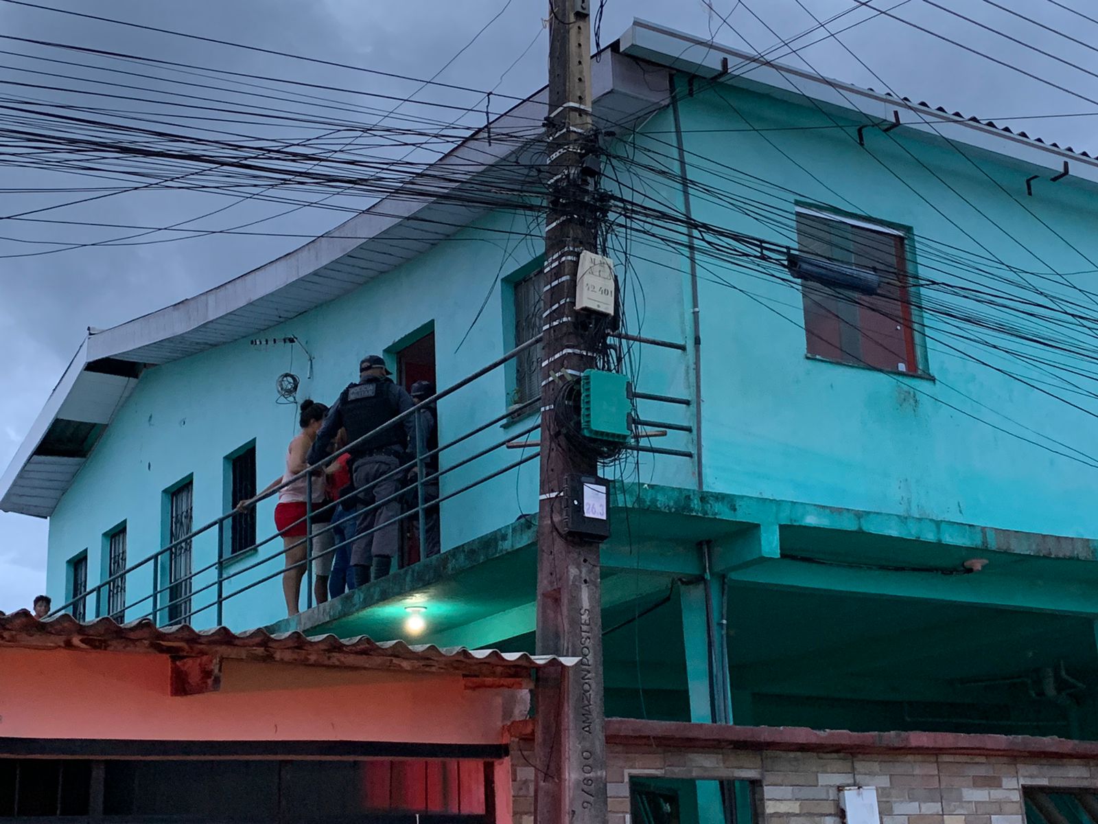 Criminosos invadem vila e executam homem em kitnet em Manaus