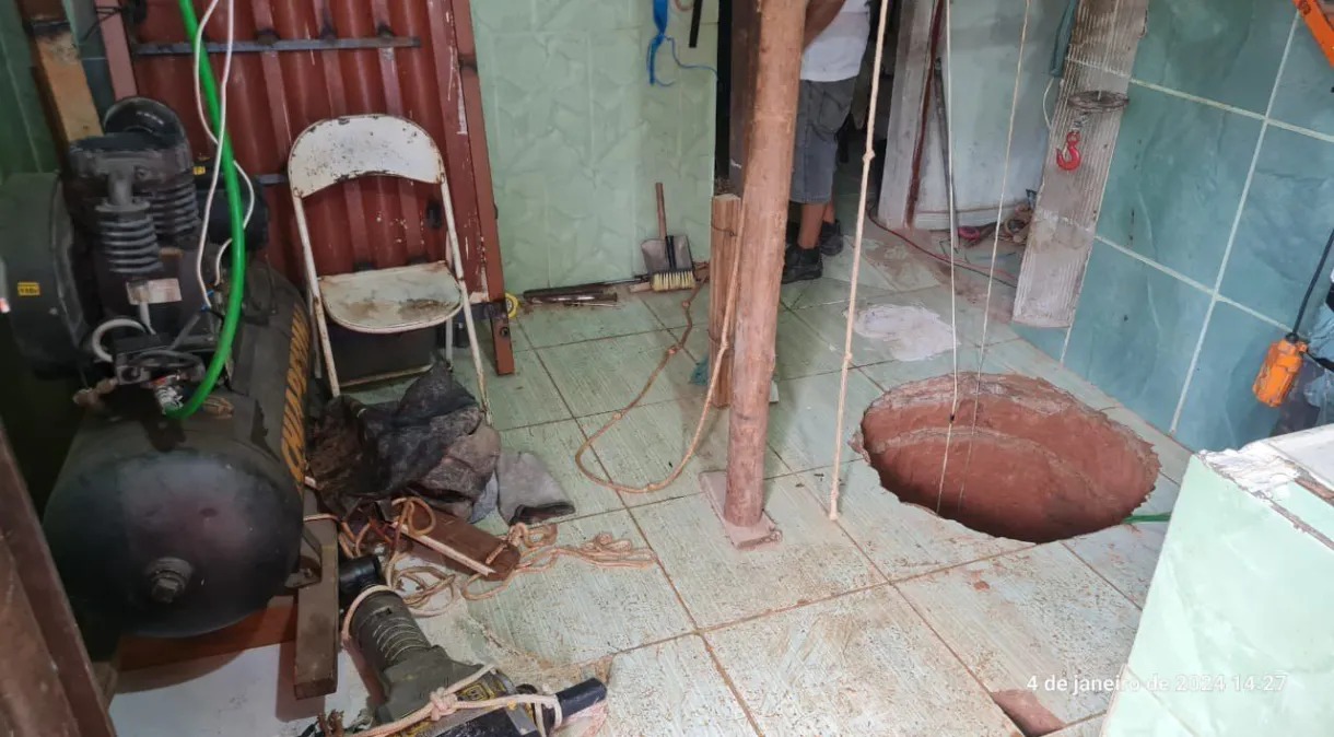 Idoso faz escavação dentro de casa para encontrar ‘tesouro’ e morre ao cair no buraco