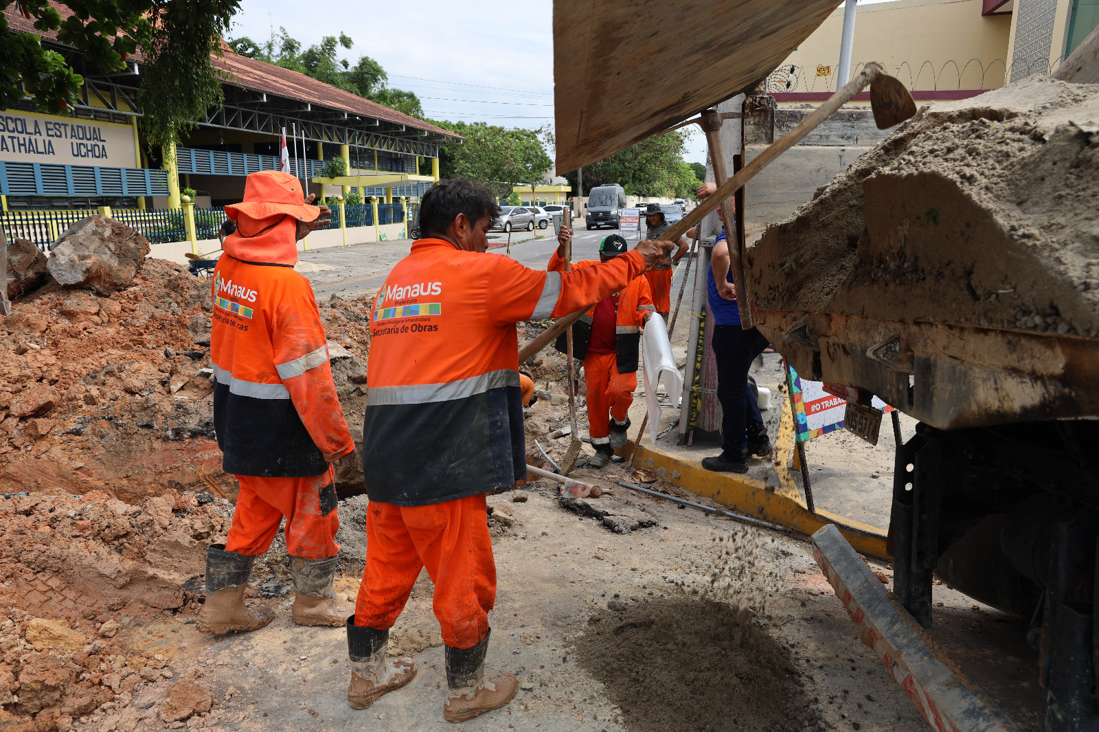 Rua é interditada para obras após casas serem inundadas em Manaus