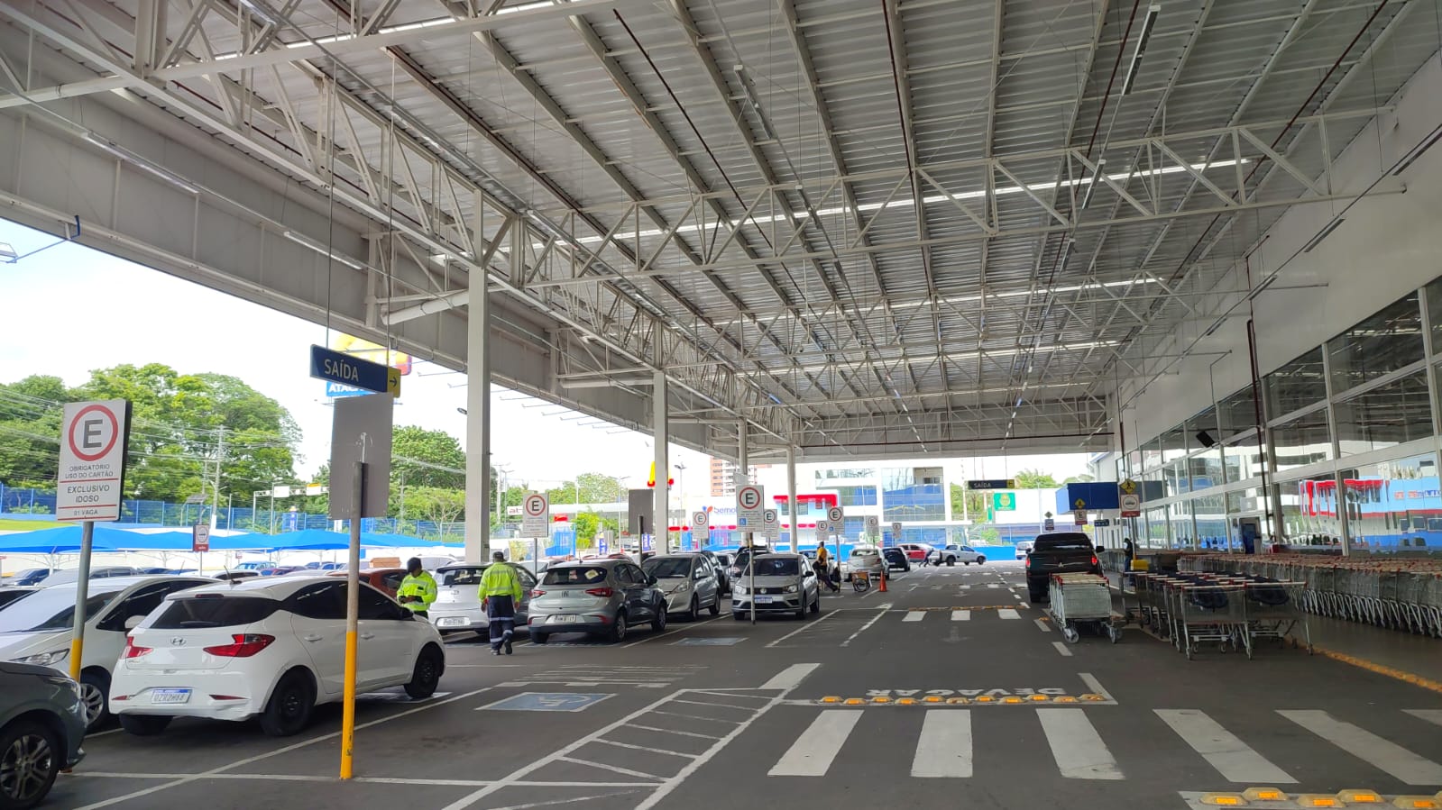 Mais de 50 motoristas são autuados por estacionamento irregular em Manaus durante fiscalização
