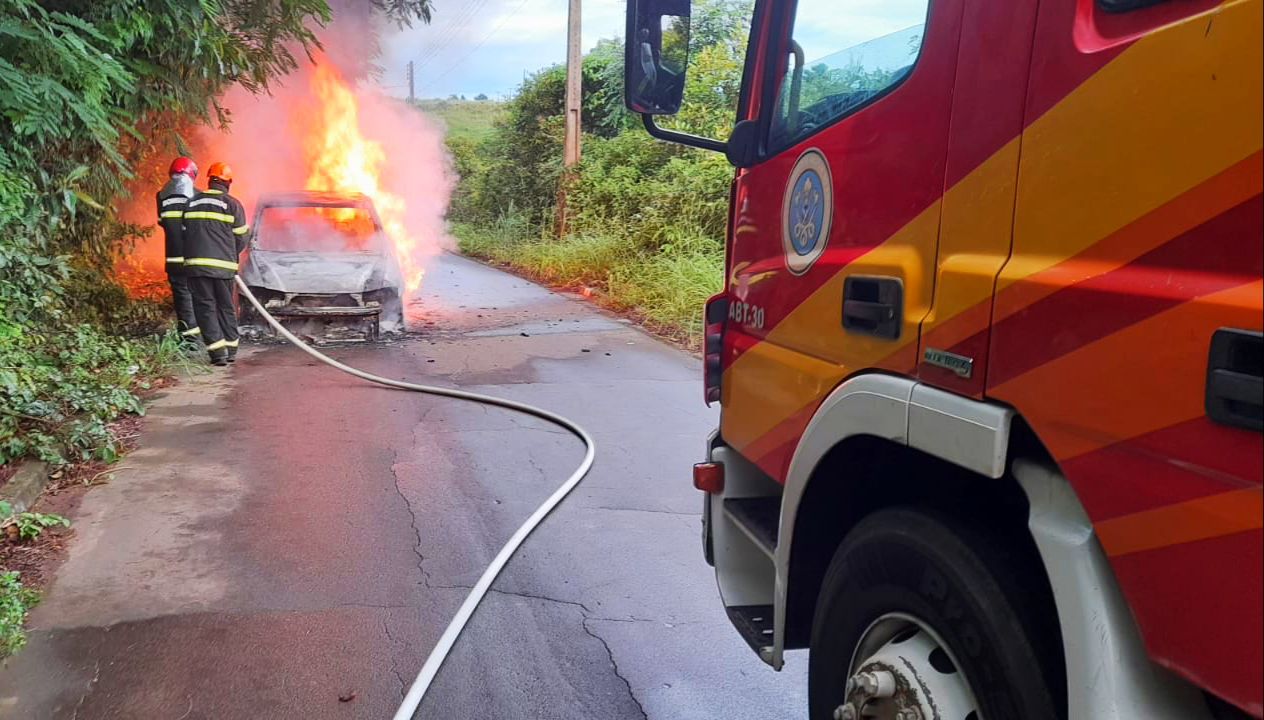 Incêndio destrói carro em estrada do Iranduba, no Amazonas