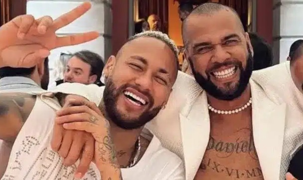 Neymar ajuda Daniel Alves com R$ 800 mil para reduzir pena do ex-jogador, acusado de estupro