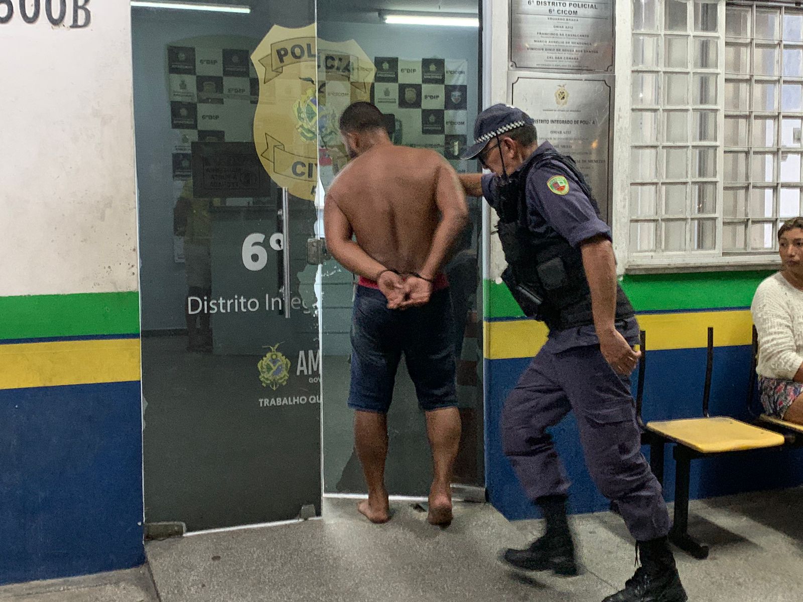 Valentão ‘tranca rua’ para bebedeira, agride e atira em quem tentava passar em Manaus