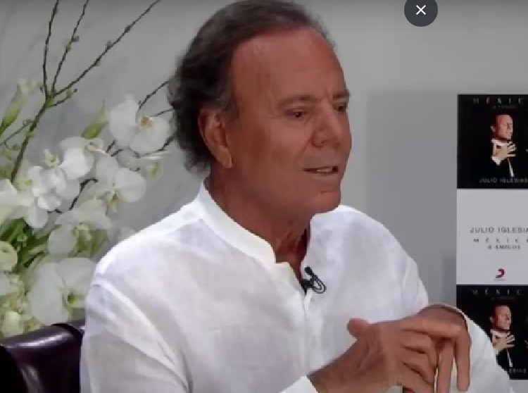 Julio Iglesias é detido em aeroporto e motivo surpreende