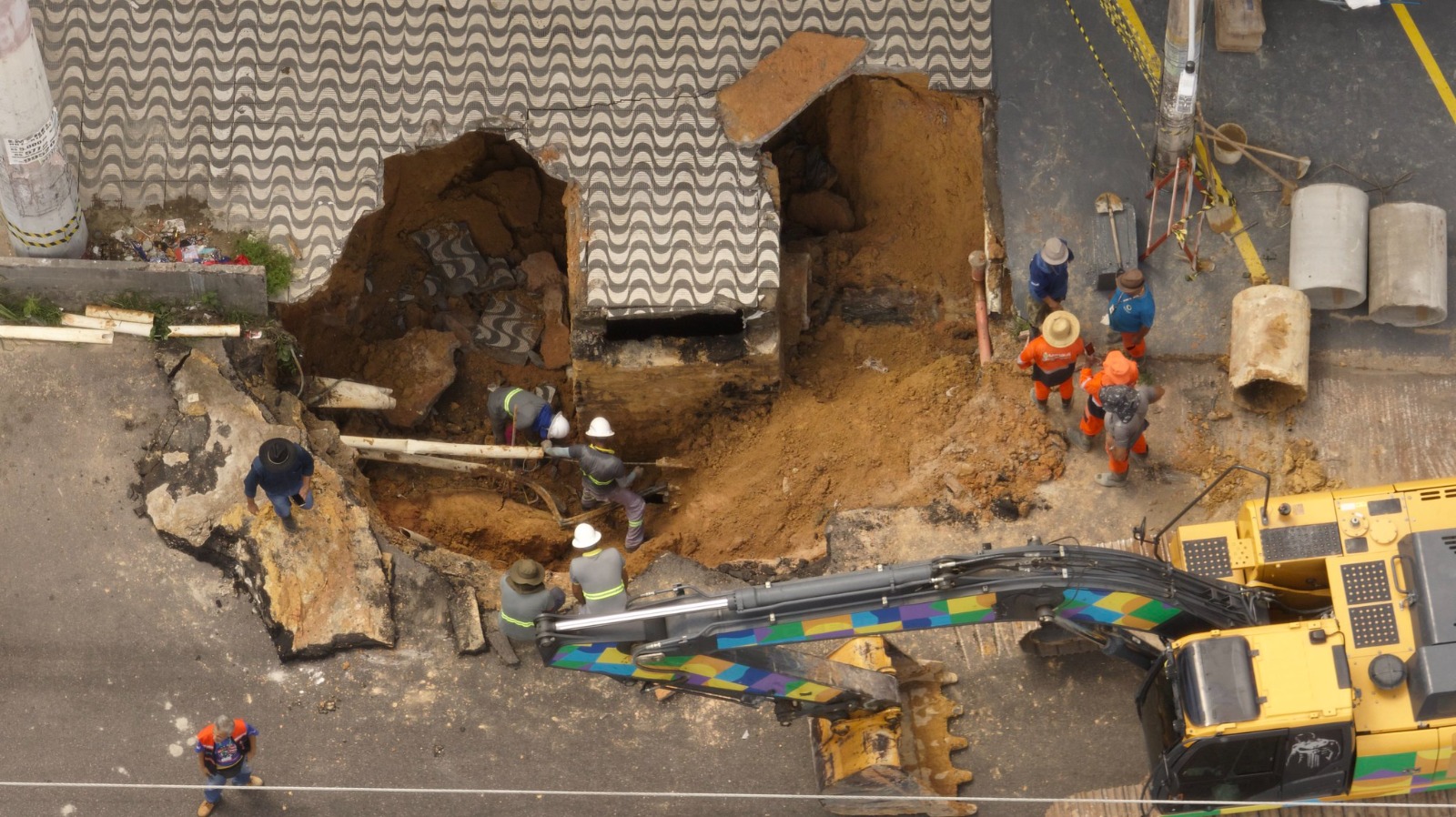 Ligação de esgoto clandestina causou rompimento e abertura de cratera em Manaus