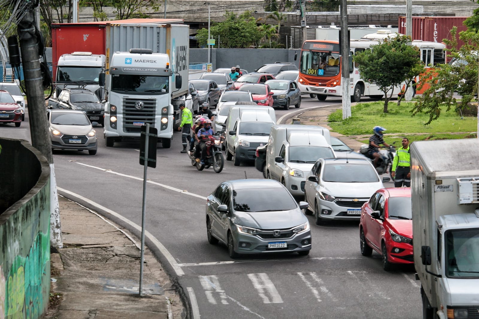 Trânsito fica caótico após árvore tombar e bloquear viaduto em Manaus