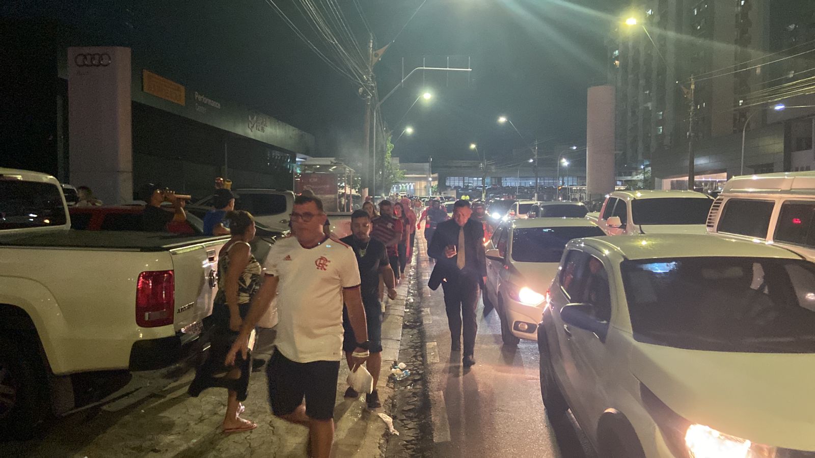 Torcedores reclamam de preço do estacionamento em noite de jogo do Flamengo