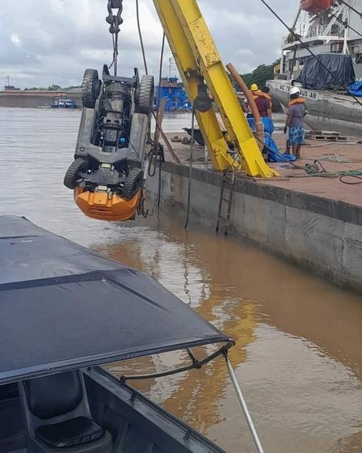 Empilhadeira que caiu no rio Amazonas é içada; trabalhador segue desaparecido