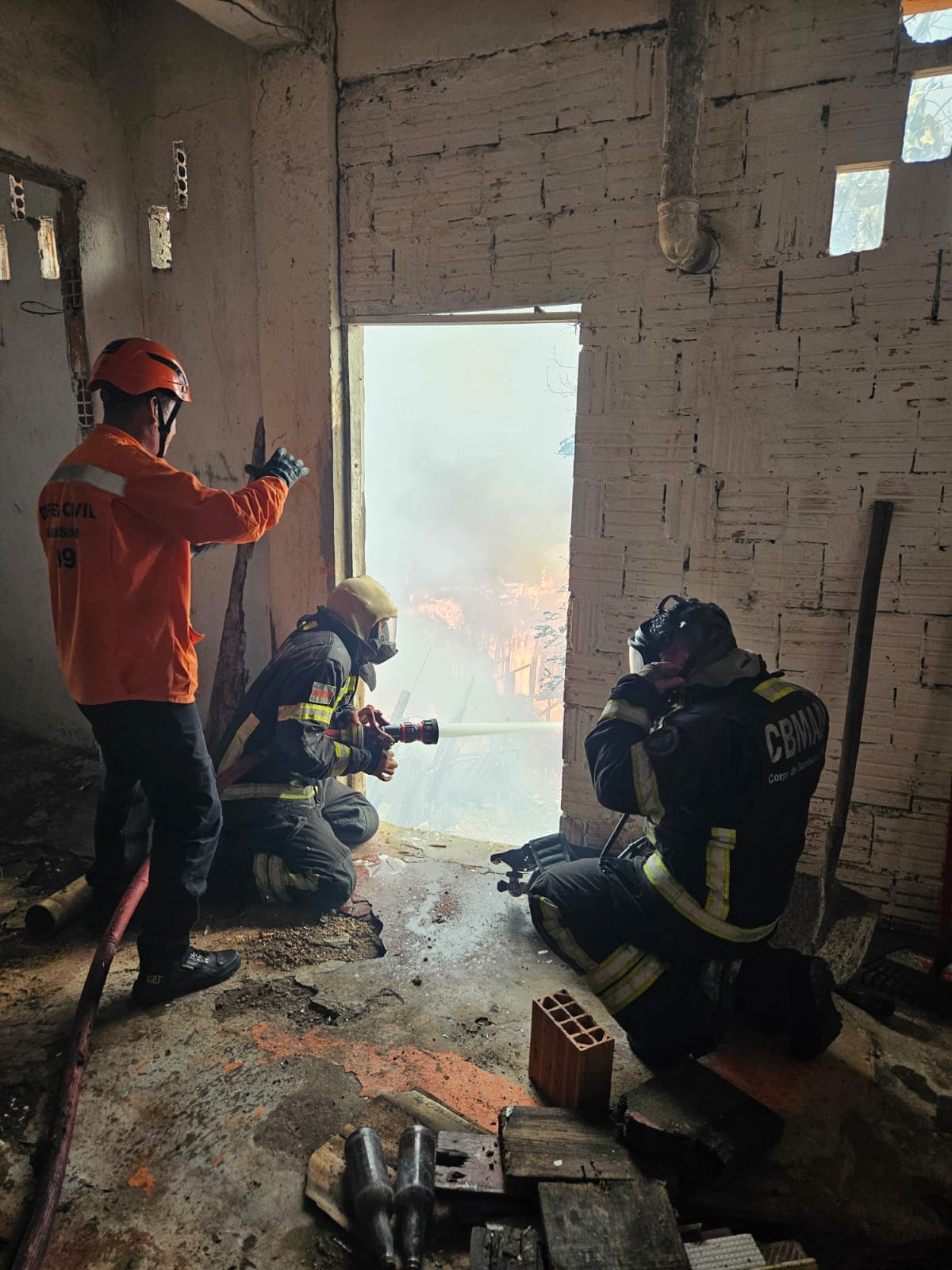 Mais de 30 casas são destruídas por incêndio em Manaus