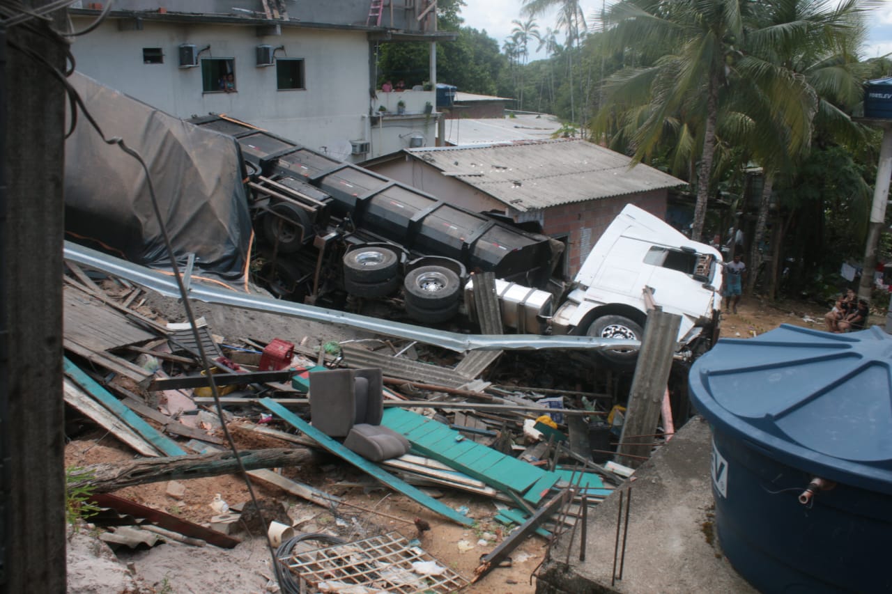 Quatro crianças estavam em casa destruída por carreta desgovernada