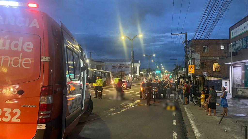 Motociclista de app e passageira ficam feridos durante acidente em Manaus
