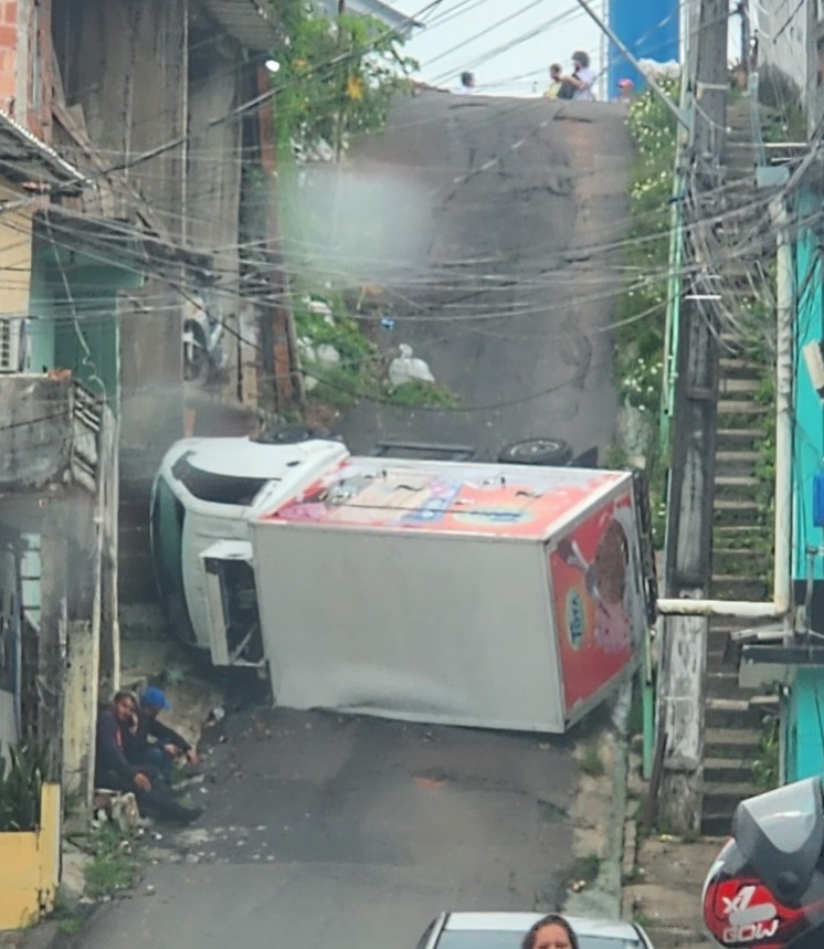 Caminhão de sorvete não consegue subir ladeira e tomba na Redenção