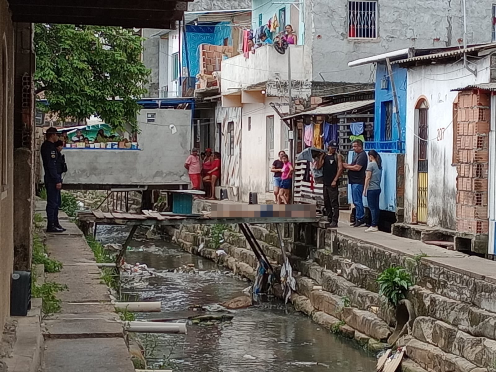 Homem é assassinado a tiros em plena luz do dia na Compensa