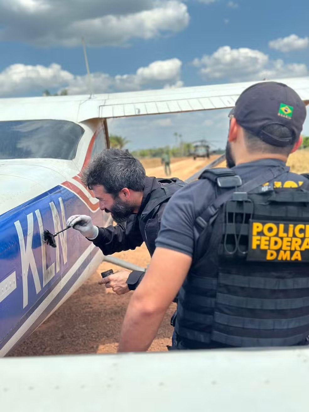 PF faz perícia e apreende avião interceptado após sobrevoar terras yanomami