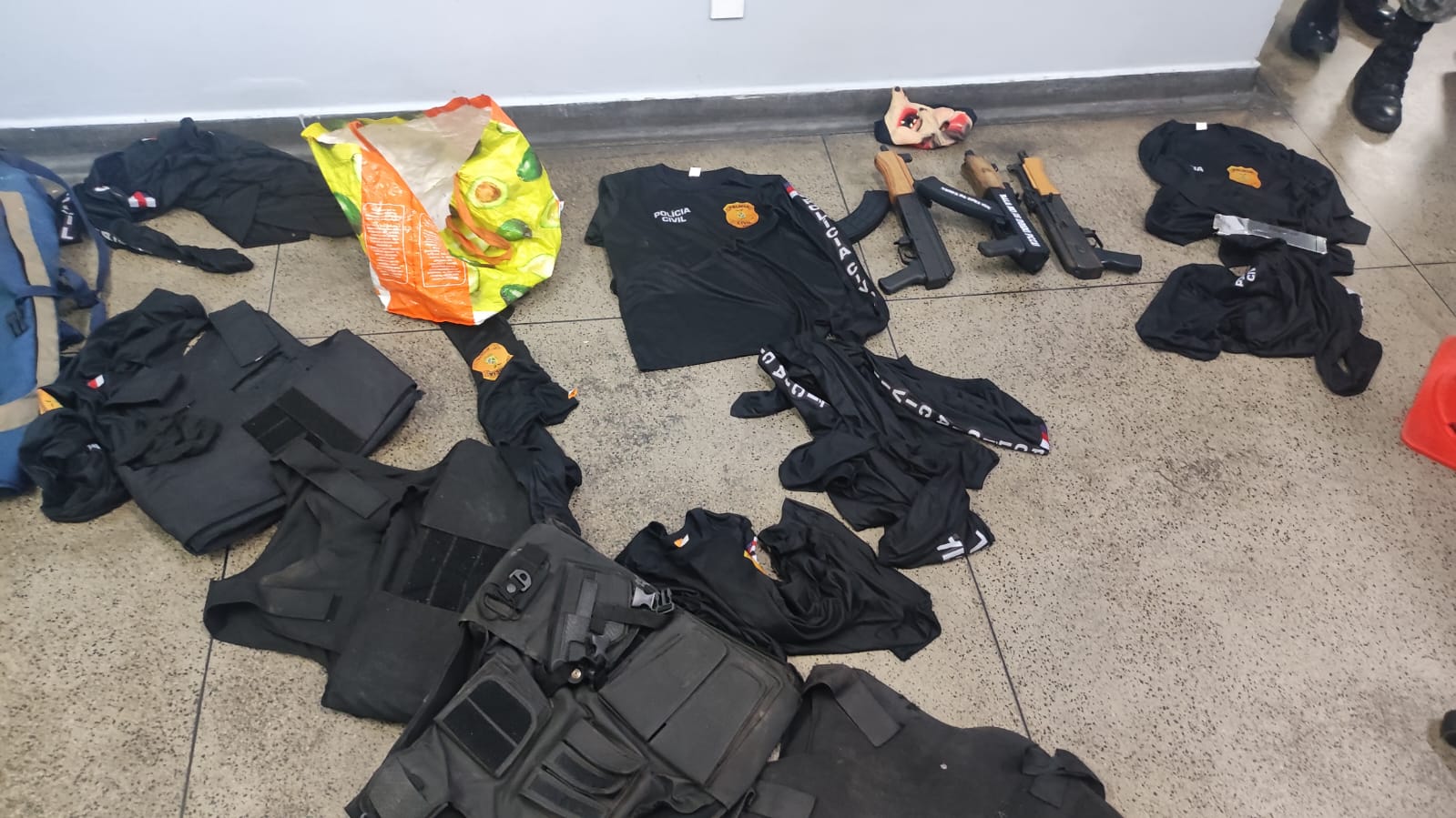 Suspeito de planejar ataque à facção rival é preso com fuzis na Colônia Oliveira Machado