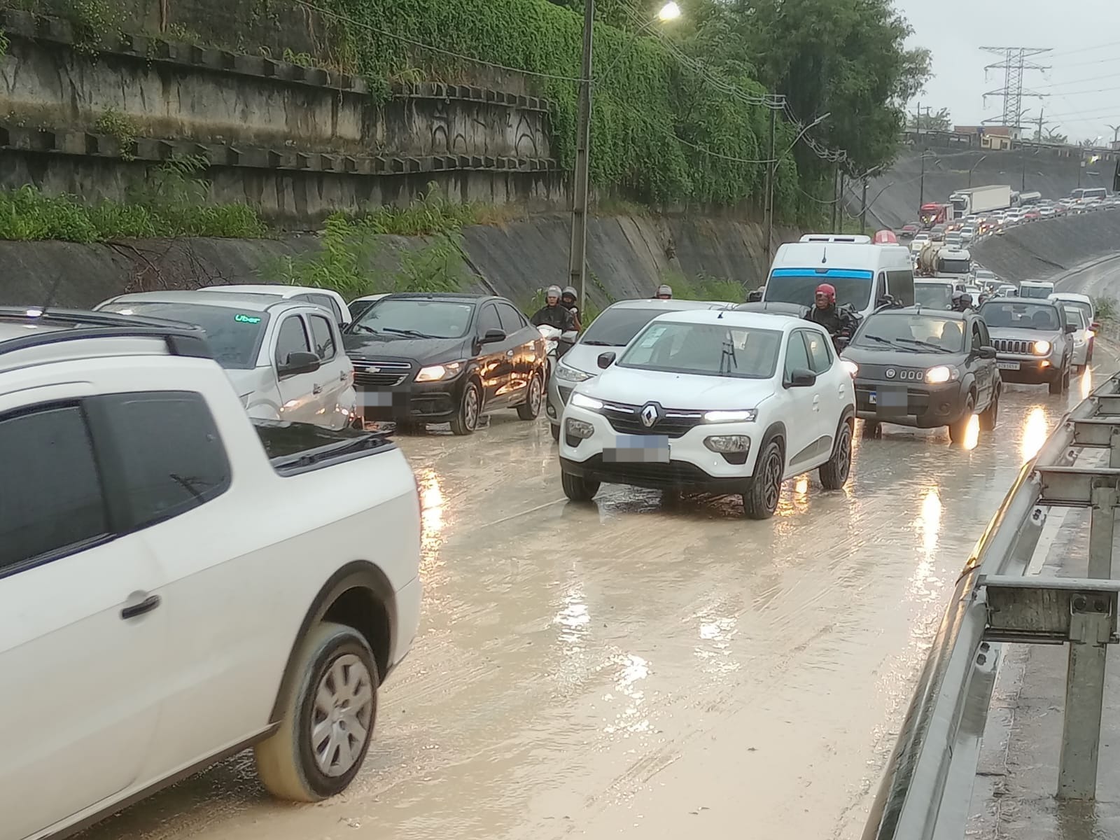 Com riscos a motoristas, Avenida das Torres é interditada após deslizamento de barranco