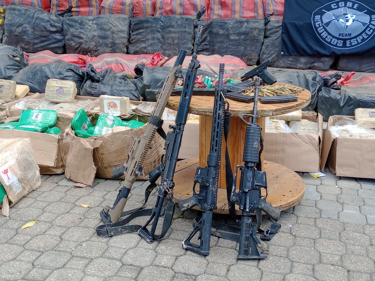 Trio é preso com armas e quase 3 toneladas de drogas em sítio no Amazonas