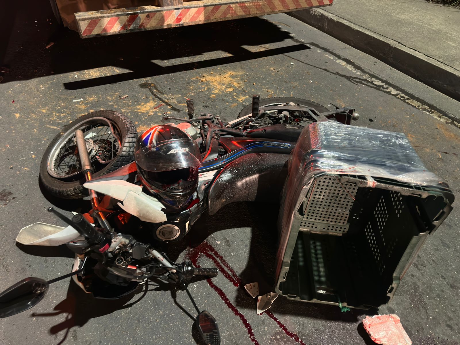 Motociclista colide em caminhão parado na Avenida das Flores