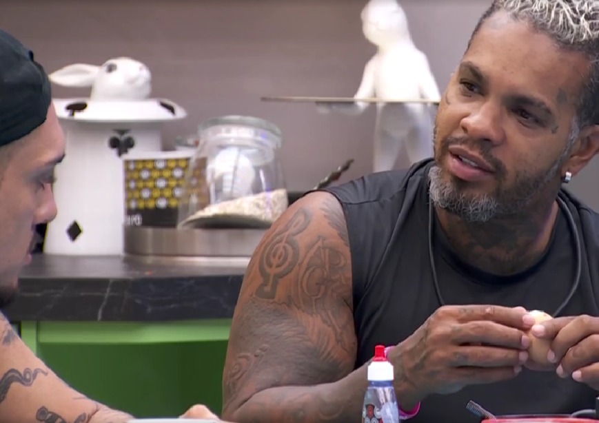 MC Bin Laden não responde 'bom dia' de Davi e Rodriguinho aconselha aliado