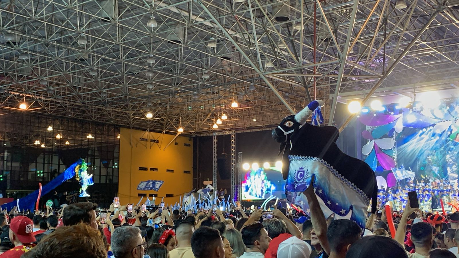 Mais de 5 mil pessoas festejam último dia de Carnaboi