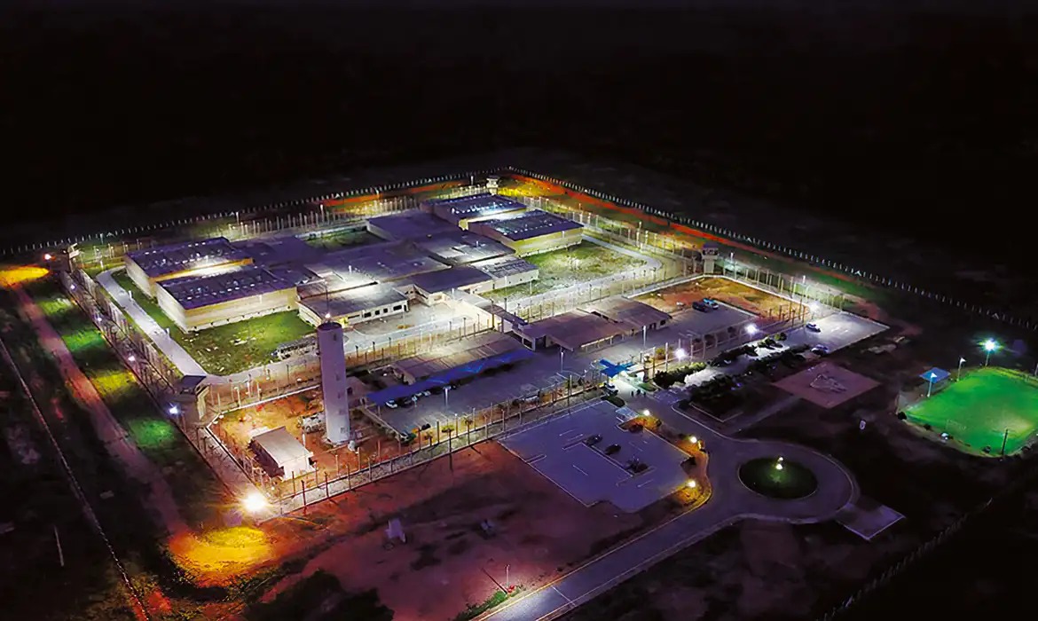 Helicópteros, drones e 300 policiais atuam na busca por fugitivos de presídio federal