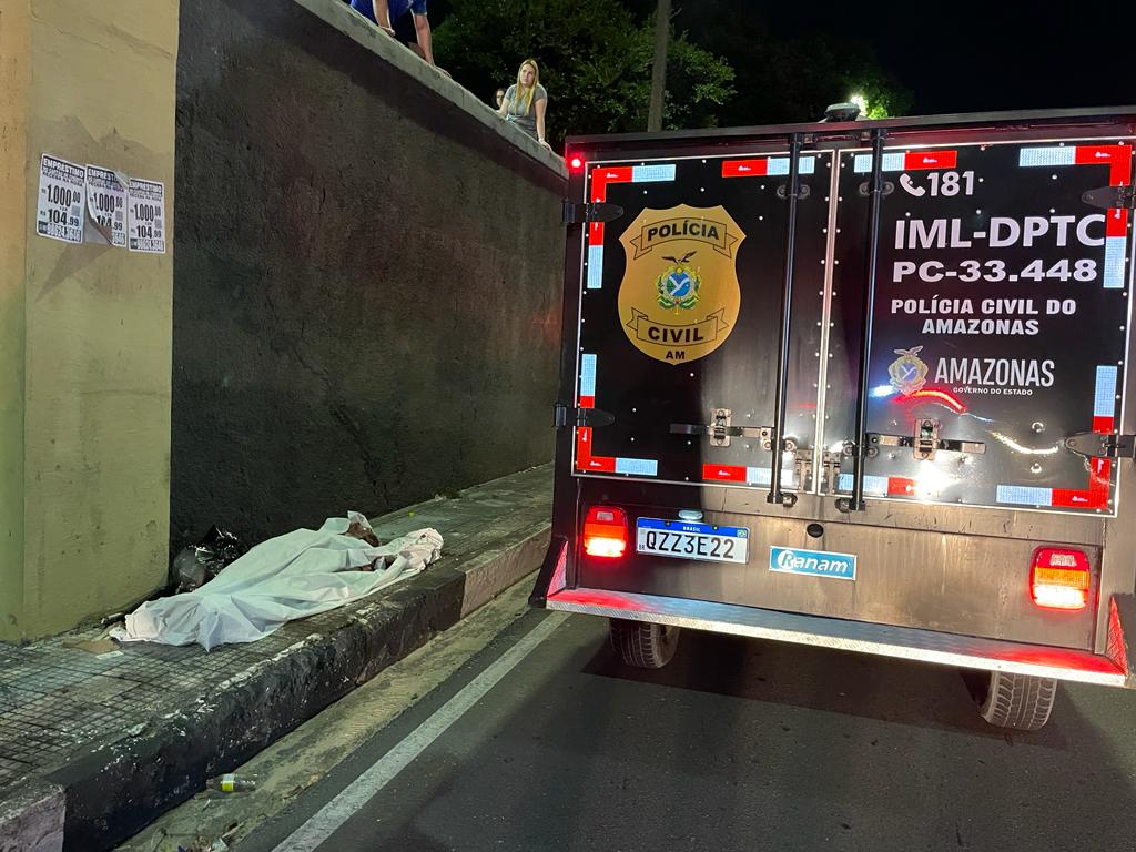 Homem morre ao cair de muro enquanto dormia no Japiim