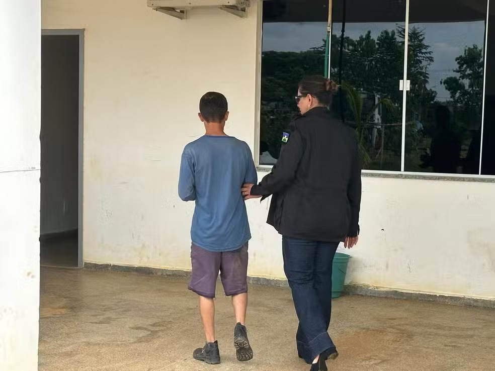 Pai é preso por espancar e ameaçar filha de morte por salgar comida