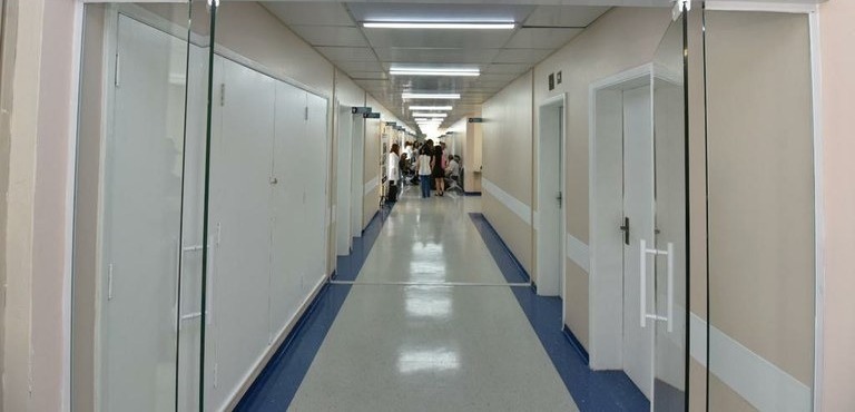 Paciente tem surto psicótico após cirurgia e atira em enfermeira 