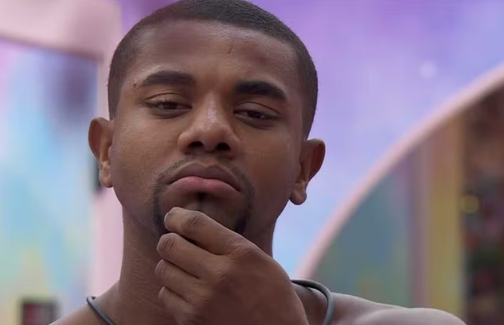 Davi desconfia de choro de Isabelle e abraço em Raquele 