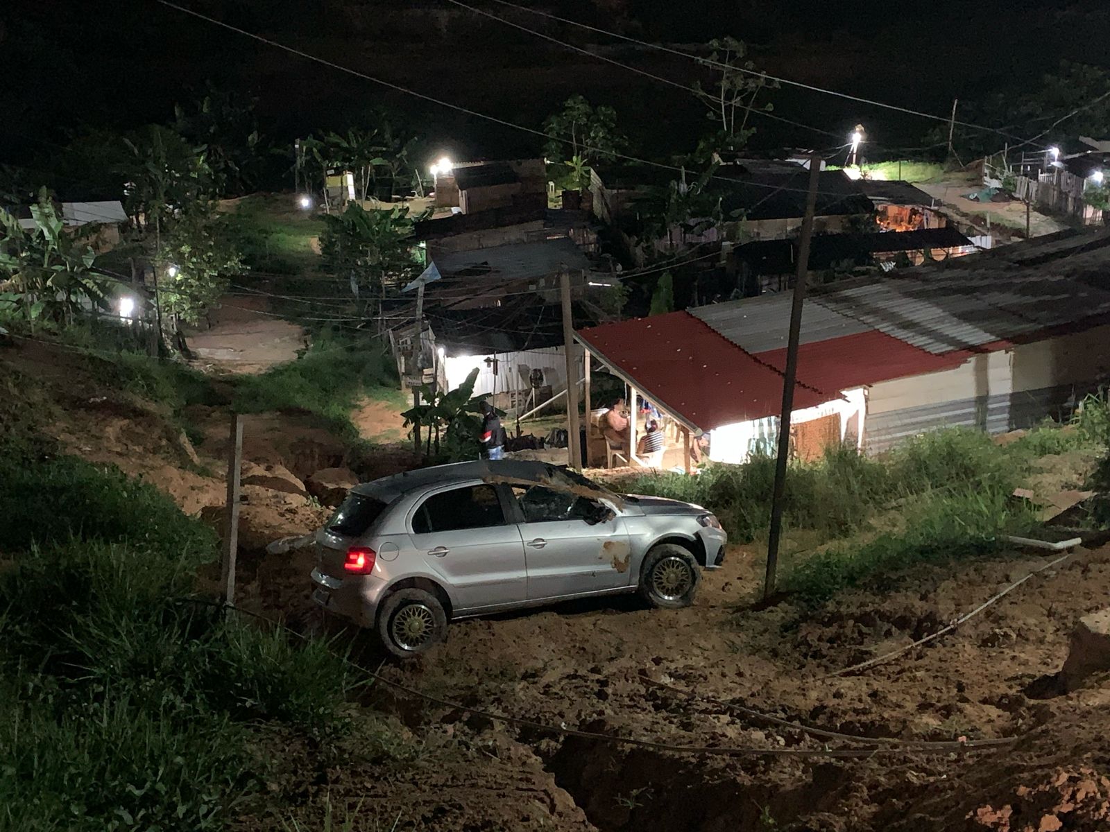 Suspeito capota com carro roubado e cai em barranco ao fugir da polícia em Manaus