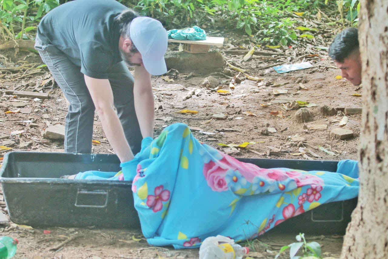 Jovem é encontrado morto em terreno baldio na Compensa