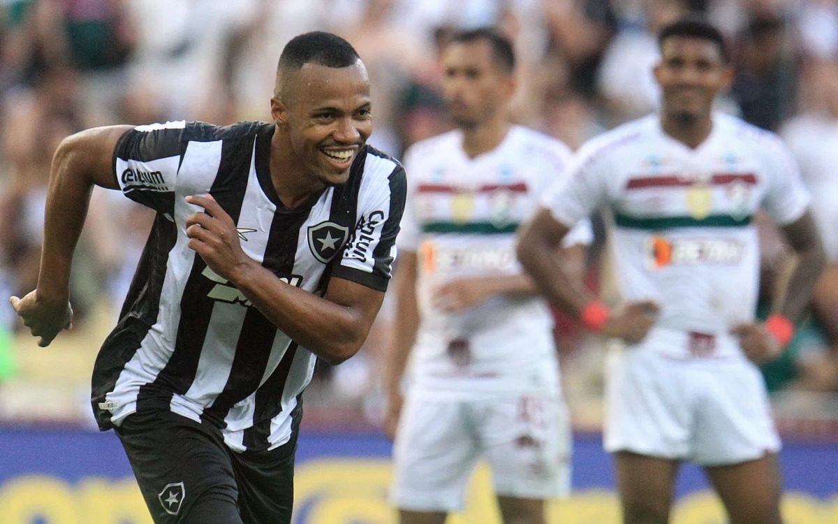 Botafogo vence Flu, entra no G4 e abre esperança para a semi do Carioca