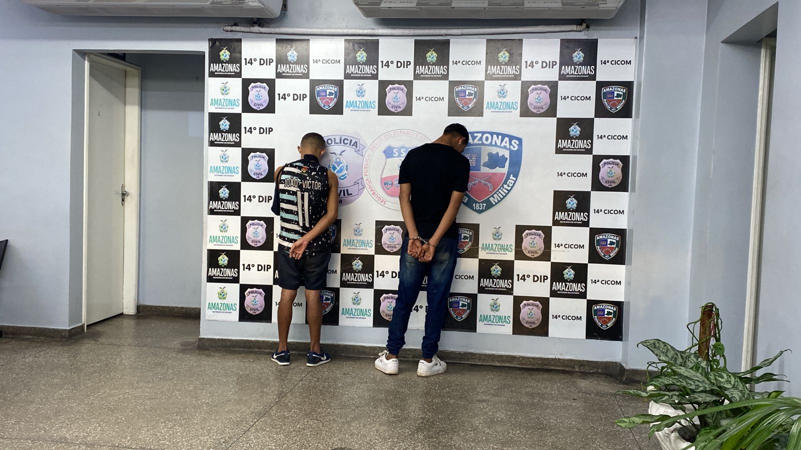 Dupla é presa ao tentar 'tomar' área de tráfico de facção rival em Manaus