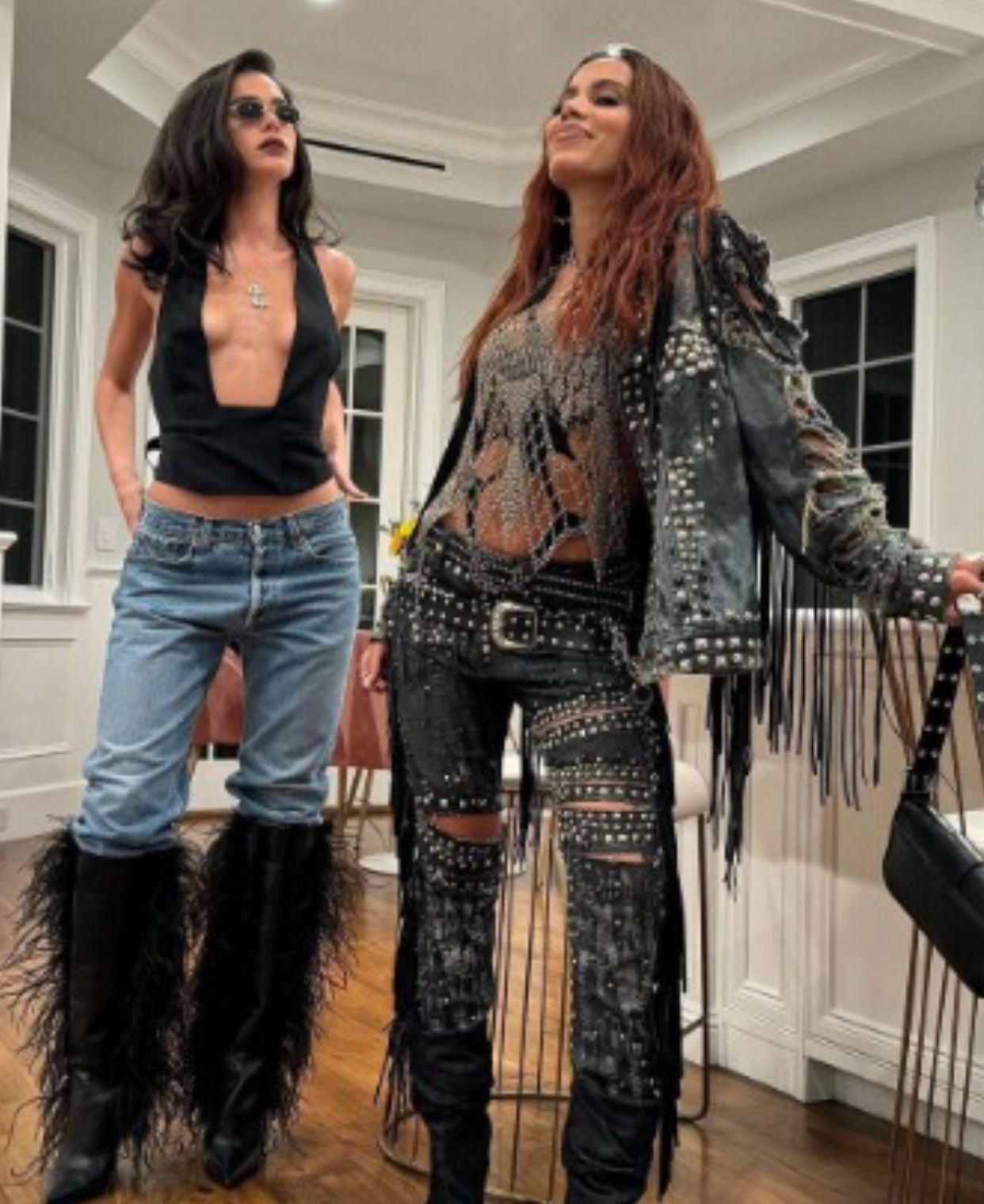 Bruna Marquezine surge com decote fatal ao lado de Anitta em show de Madonna