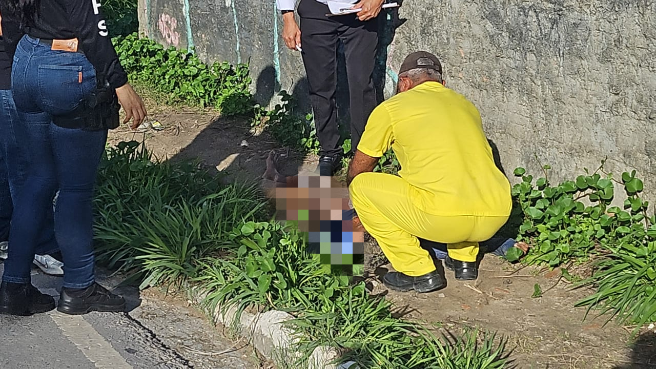 Homem é assassinado e arrastado por criminosos até avenida no Nova Cidade