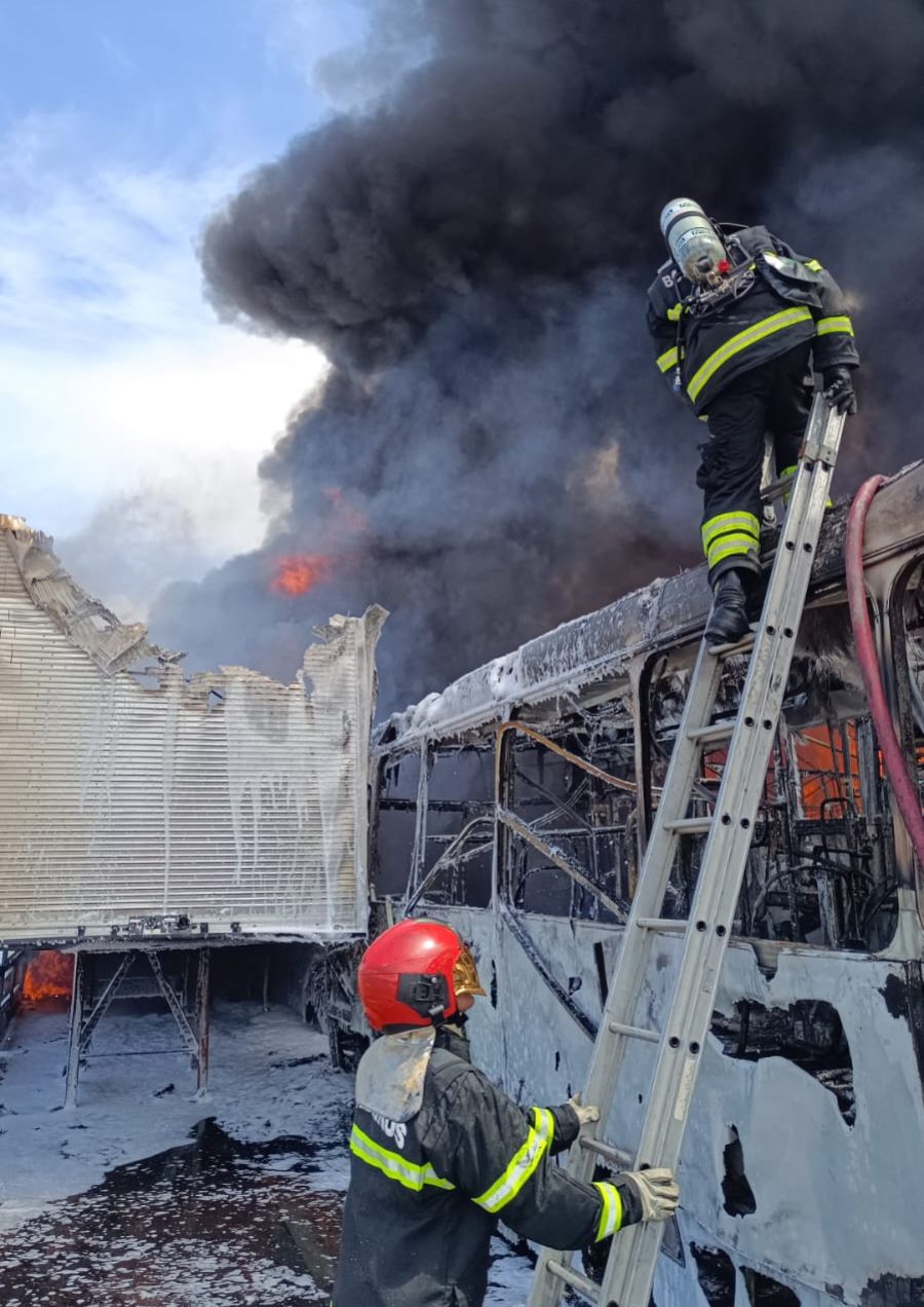 Caminhões, ônibus e picapes foram destruídos em incêndio em balsa no Puraquequara