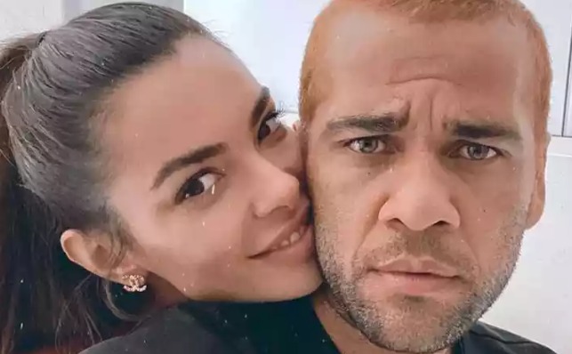 Mulher de Daniel Alves deleta conta do Instagram após liberdade provisória do jogador